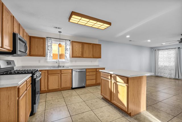 9215 Eiffel Avenue SW, Albuquerque, NM 87121