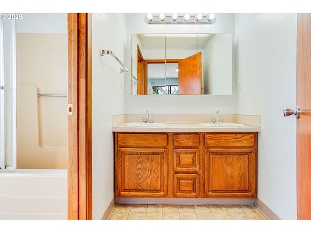 8748 ENCLID St, Salem, OR 97305