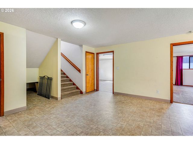 8748 ENCLID St, Salem, OR 97305