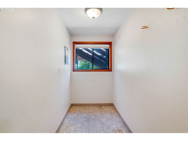 8748 ENCLID St, Salem, OR 97305