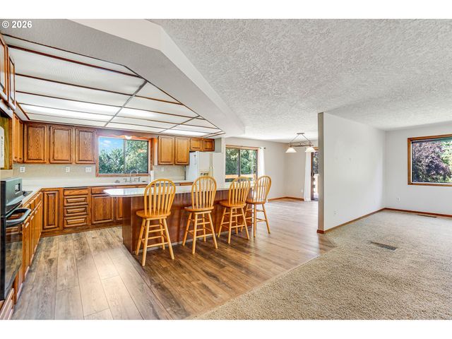 8748 ENCLID St, Salem, OR 97305