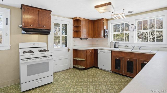 256 E Main Street, Westhampton Beach, NY 11978