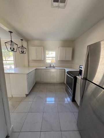 1616 N Travis Street, Liberty, TX 77575