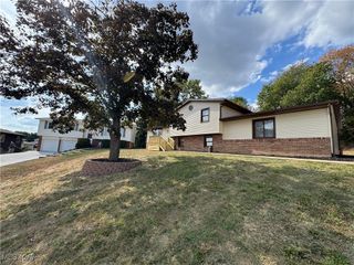 2840 Farmington Circle SW, Canton, OH 44706