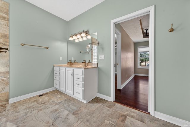 1838 HUNTERS COVE Circle, Kokomo, IN 46902