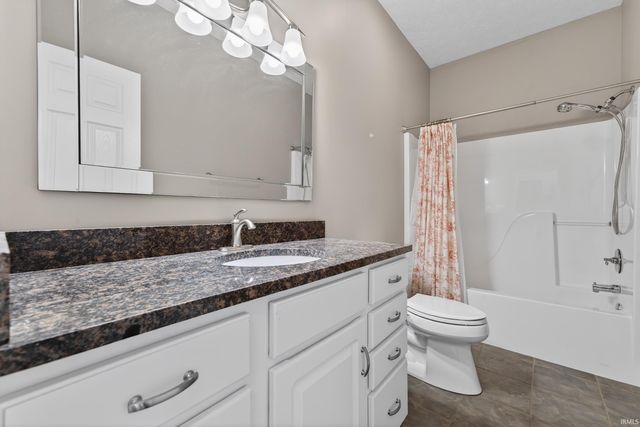 1838 HUNTERS COVE Circle, Kokomo, IN 46902