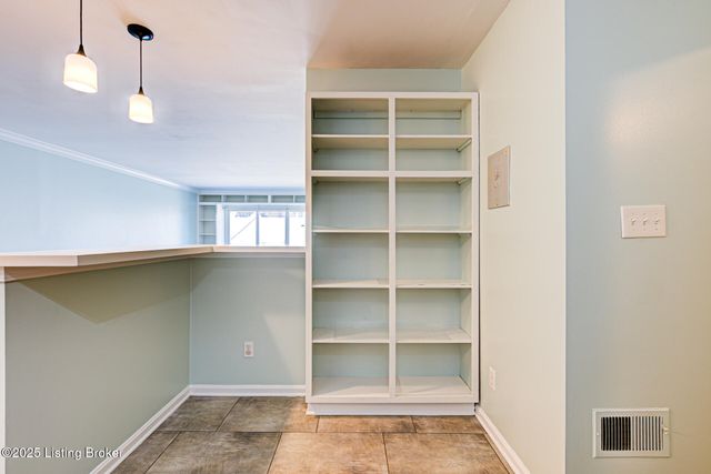 161 Thierman Ln 3E, Louisville, KY 40207