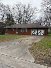 8813 North Road, Pleasant Valley, MO 64068