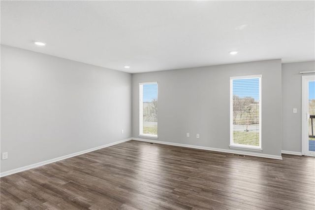9800 E 219th Circle, Peculiar, MO 64078