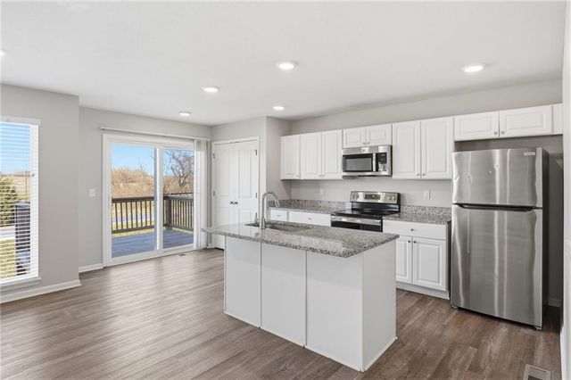 9800 E 219th Circle, Peculiar, MO 64078