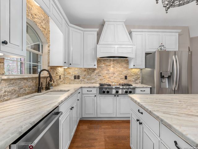 230 W HOSACK ST, Boerne, TX 78006