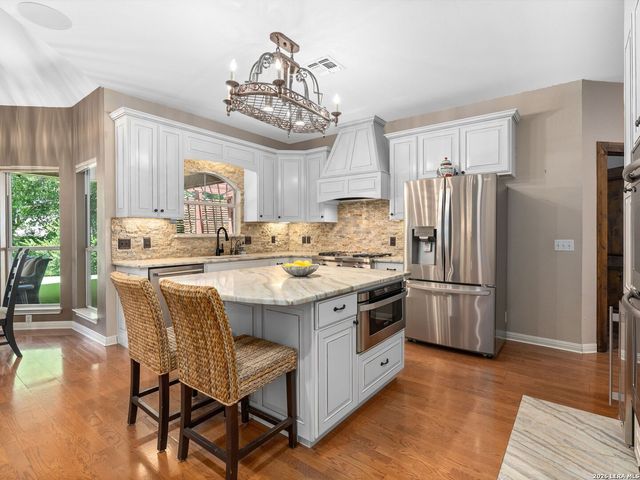 230 W HOSACK ST, Boerne, TX 78006