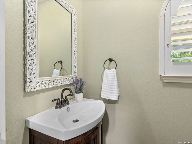 230 W HOSACK ST, Boerne, TX 78006