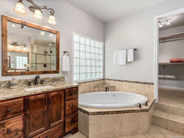 230 W HOSACK ST, Boerne, TX 78006