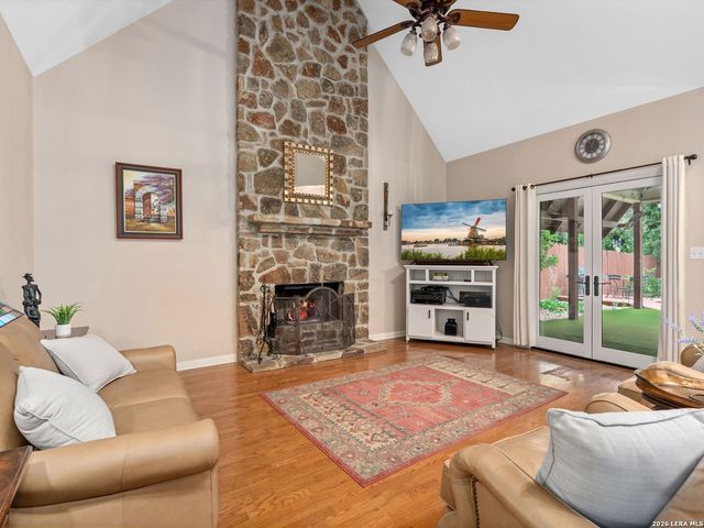 230 W HOSACK ST, Boerne, TX 78006