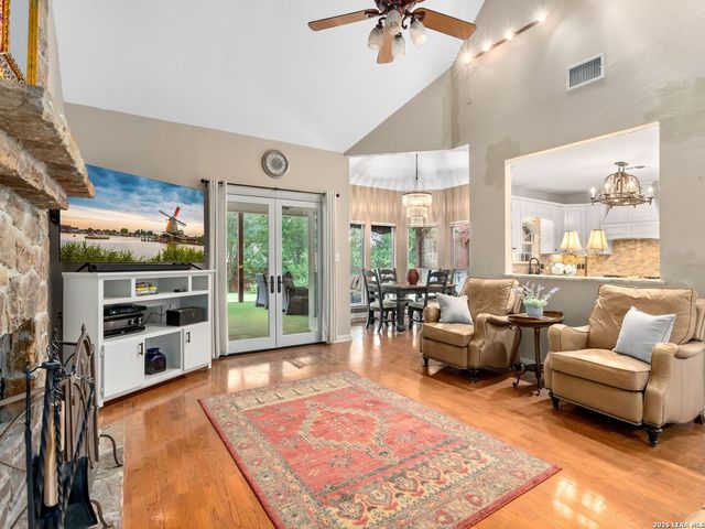 230 W HOSACK ST, Boerne, TX 78006