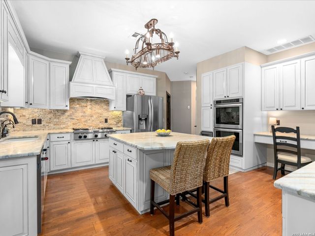230 W HOSACK ST, Boerne, TX 78006
