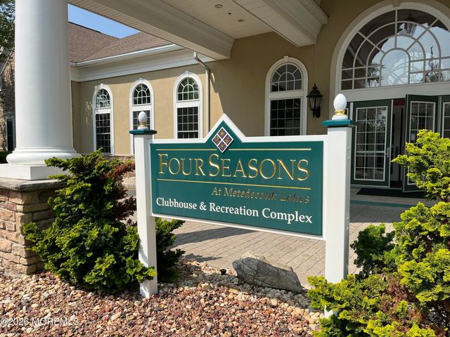 42 Pembroke Drive, Jackson, NJ 08527