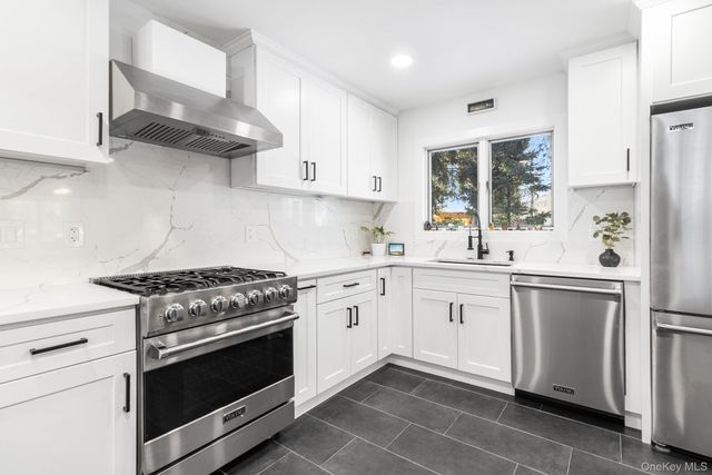 43 Lewis Court, Huntington Station, NY 11746