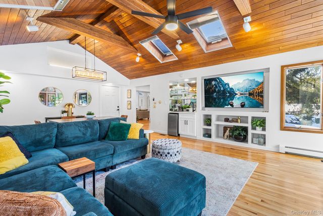 43 Lewis Court, Huntington Station, NY 11746