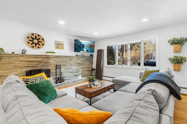 43 Lewis Court, Huntington Station, NY 11746