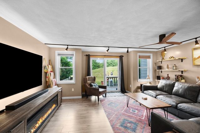 16 W Hill Dr B, Westminster, MA 01473