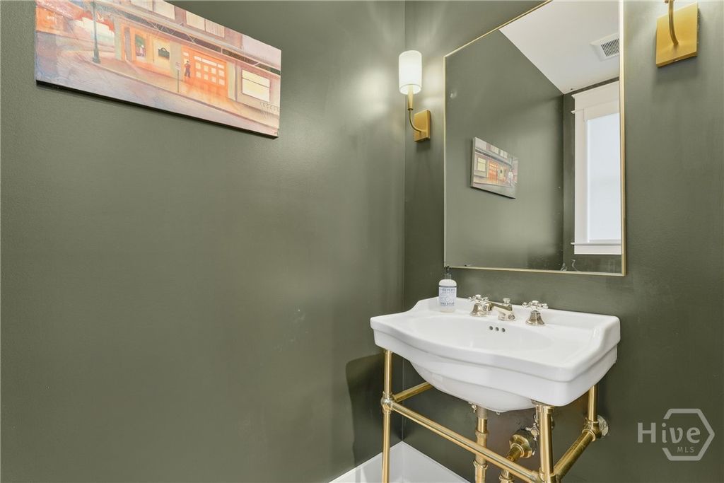 Image 27 of property listing at 110 E 38th Street, Savannah, GA 31401