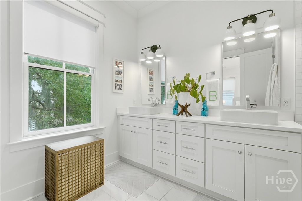 Image 38 of property listing at 110 E 38th Street, Savannah, GA 31401