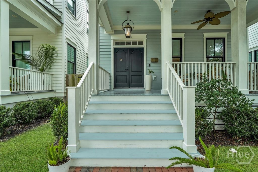 Image 7 of property listing at 110 E 38th Street, Savannah, GA 31401