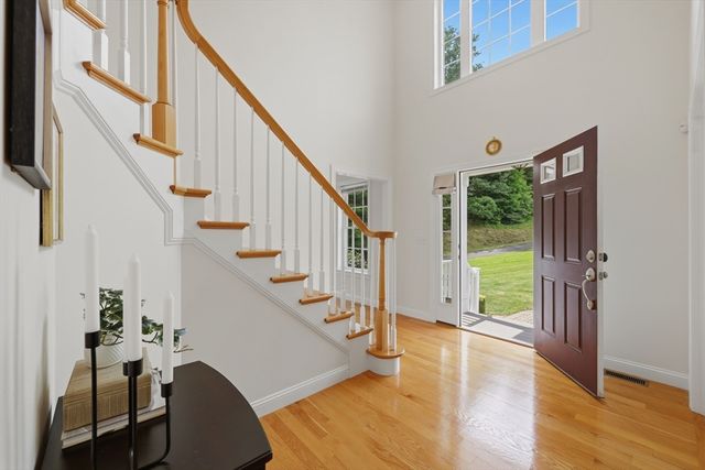 8 Victoria Circle, Shrewsbury, MA 01545