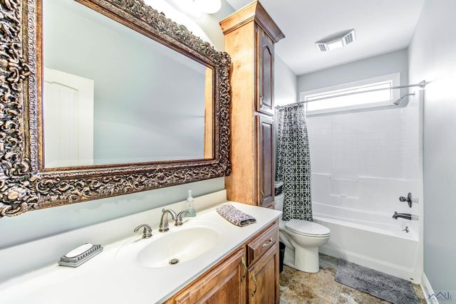 239 Lakewood Dr, Houma, LA 70360