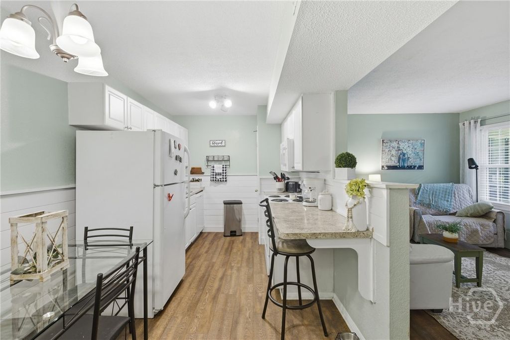 Image 10 of property listing at 401 N Cromwell Road T3, Savannah, GA 31410