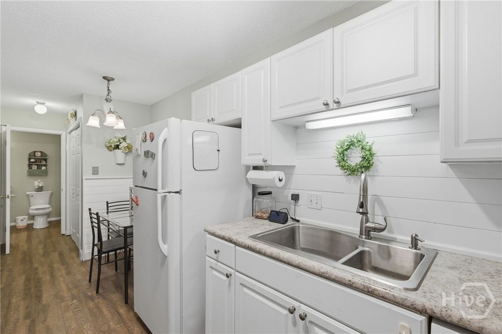 Image 11 of property listing at 401 N Cromwell Road T3, Savannah, GA 31410