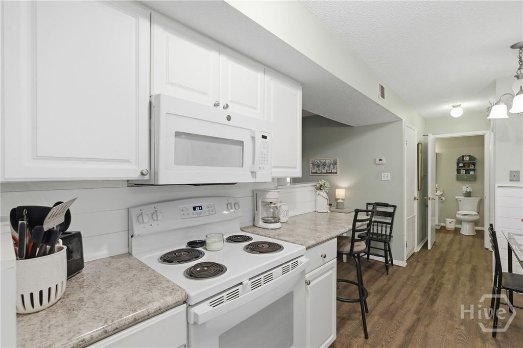 Image 12 of property listing at 401 N Cromwell Road T3, Savannah, GA 31410