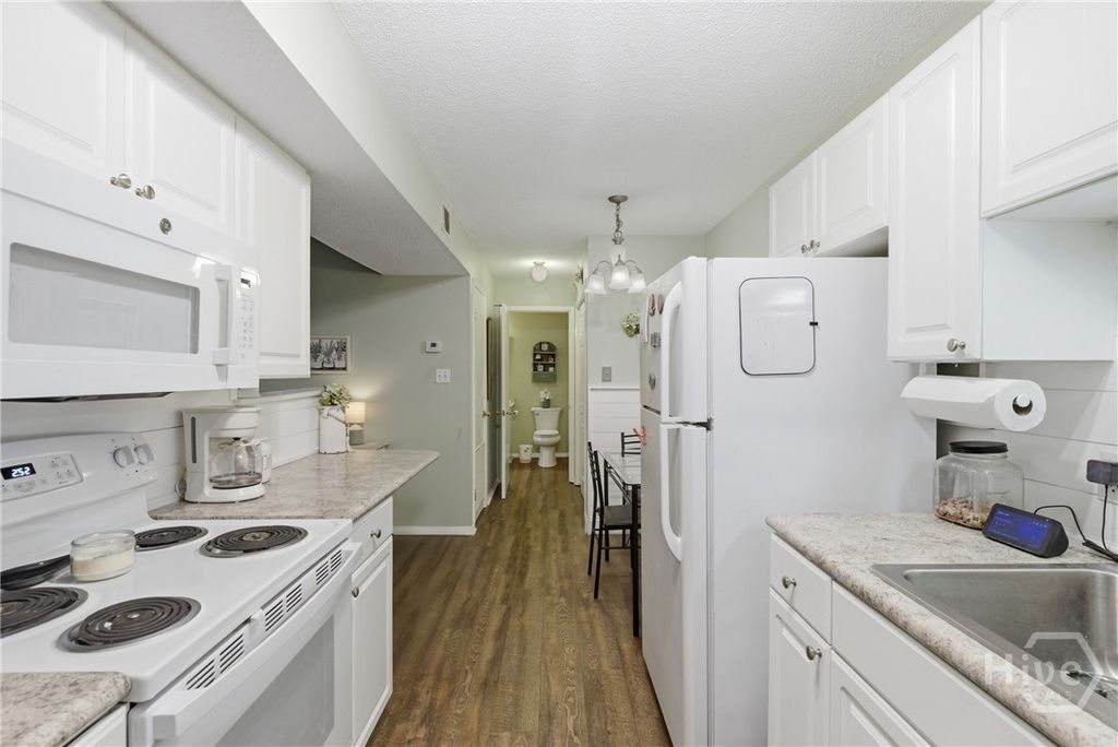 Image 13 of property listing at 401 N Cromwell Road T3, Savannah, GA 31410