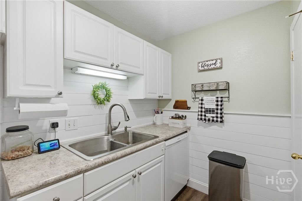 Image 14 of property listing at 401 N Cromwell Road T3, Savannah, GA 31410