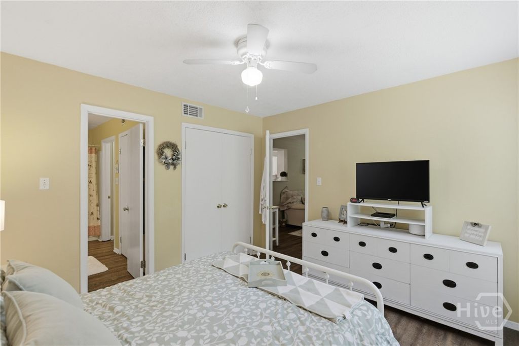 Image 16 of property listing at 401 N Cromwell Road T3, Savannah, GA 31410