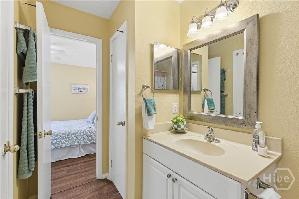 Image 18 of property listing at 401 N Cromwell Road T3, Savannah, GA 31410