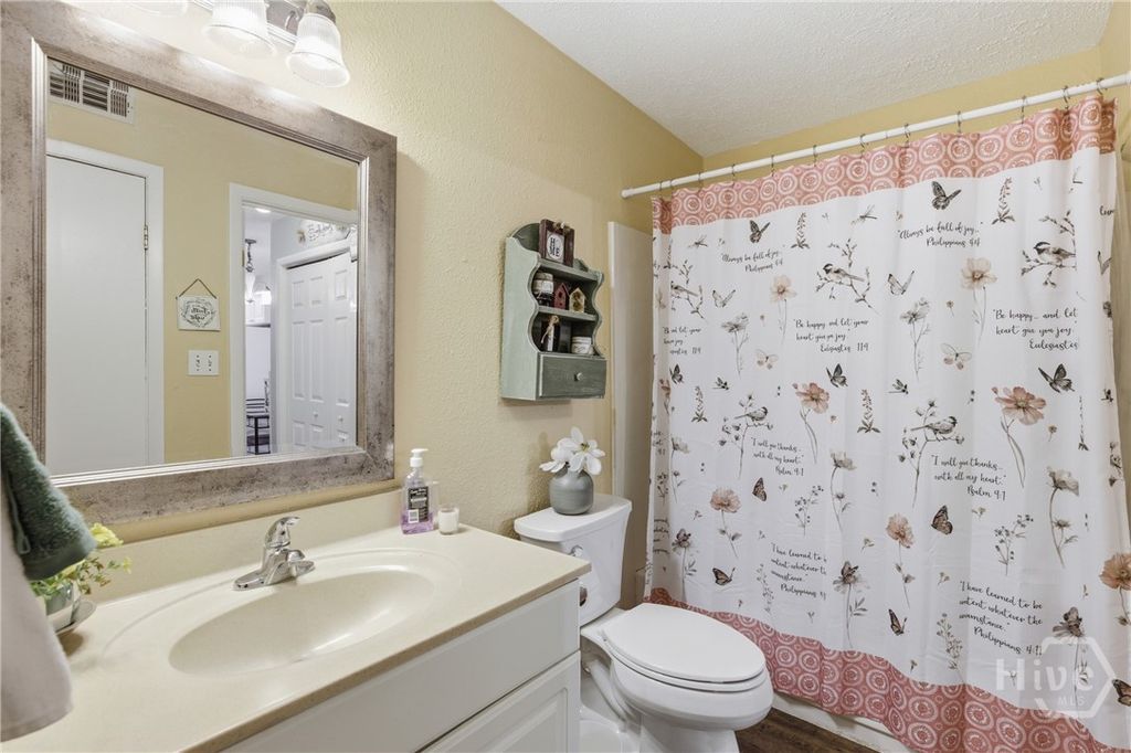 Image 19 of property listing at 401 N Cromwell Road T3, Savannah, GA 31410