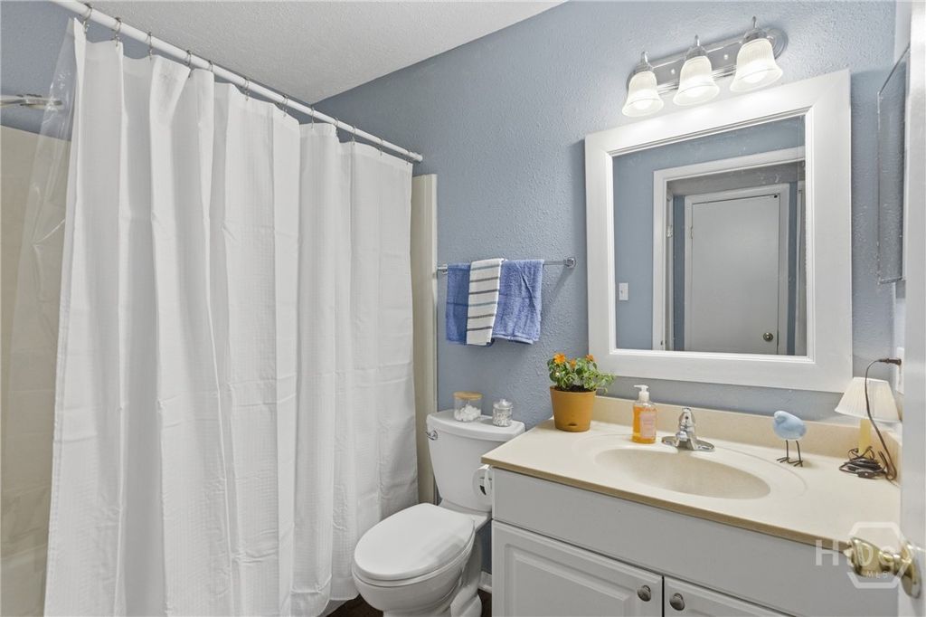 Image 23 of property listing at 401 N Cromwell Road T3, Savannah, GA 31410