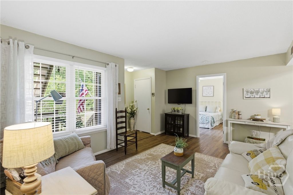 Image 5 of property listing at 401 N Cromwell Road T3, Savannah, GA 31410