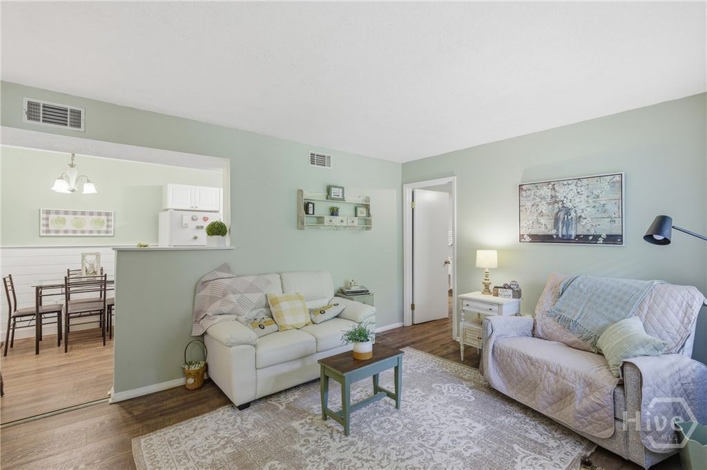 Image 7 of property listing at 401 N Cromwell Road T3, Savannah, GA 31410