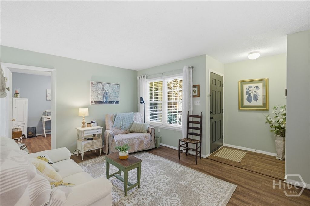 Image 8 of property listing at 401 N Cromwell Road T3, Savannah, GA 31410