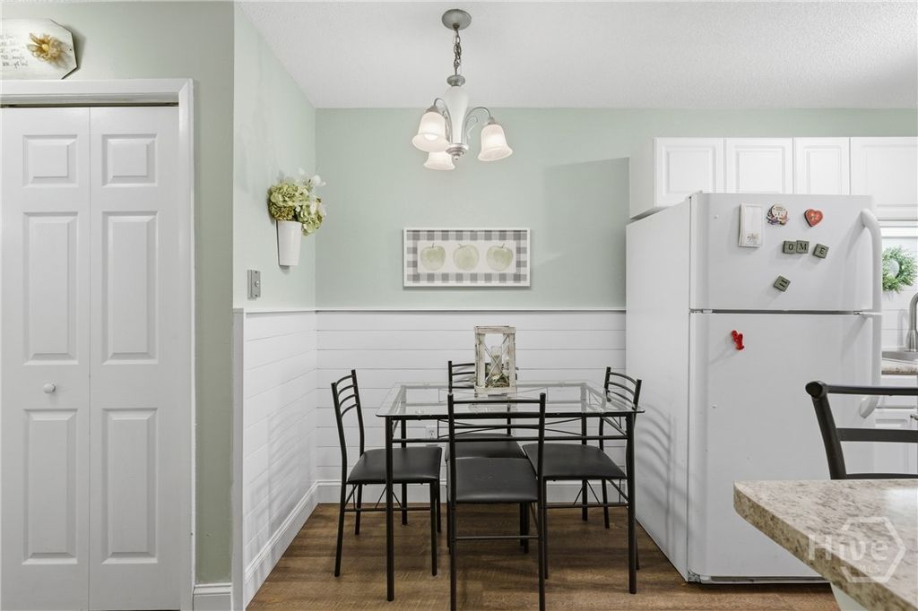 Image 9 of property listing at 401 N Cromwell Road T3, Savannah, GA 31410