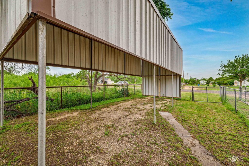 Image 32 of property listing at 9570 Tokay Road, San Angelo, TX 76901