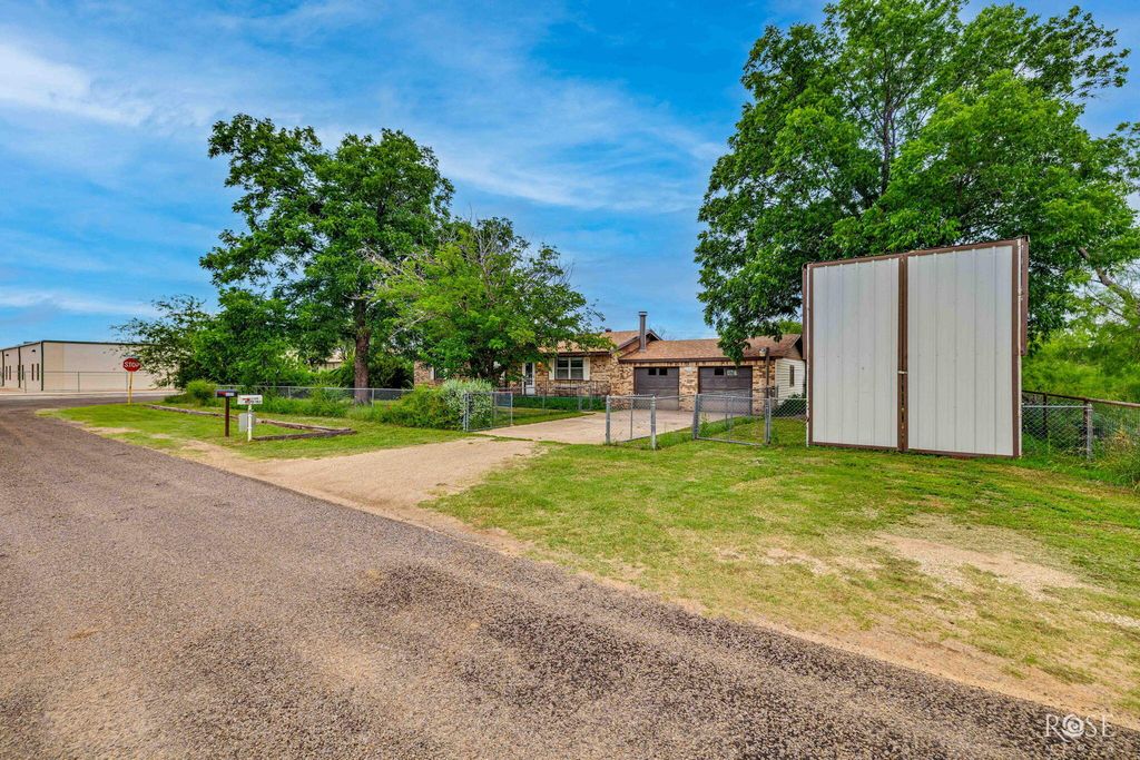 Image 4 of property listing at 9570 Tokay Road, San Angelo, TX 76901