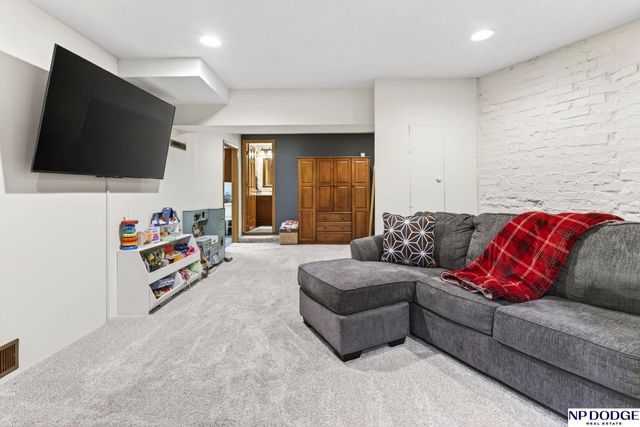 1514 S 33rd Street, Omaha, NE 68105