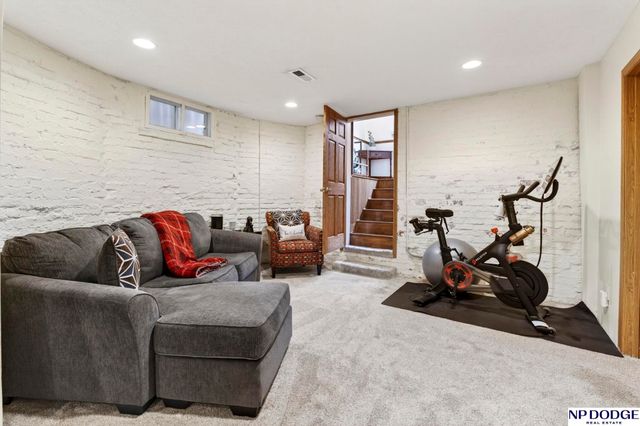 1514 S 33rd Street, Omaha, NE 68105