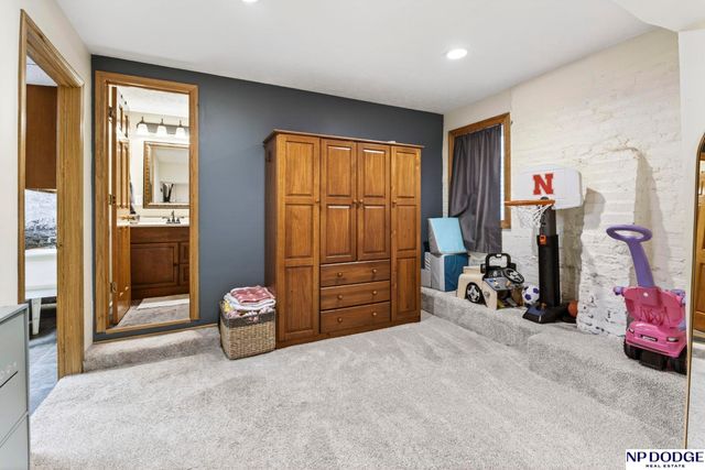 1514 S 33rd Street, Omaha, NE 68105