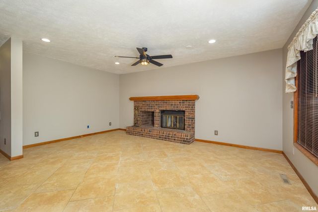 4490 Hamilton Dr Drive, Bettendorf, IA 52722